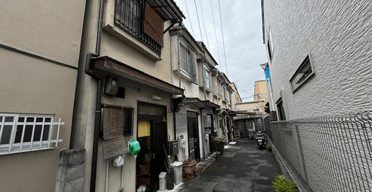 再建築不可（昭和49年築）の鉄骨連棟住宅