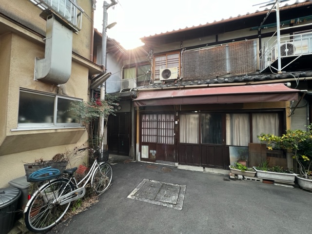 隅っこにあるので道路からは玄関しか見えない再建築不可築不詳2階建