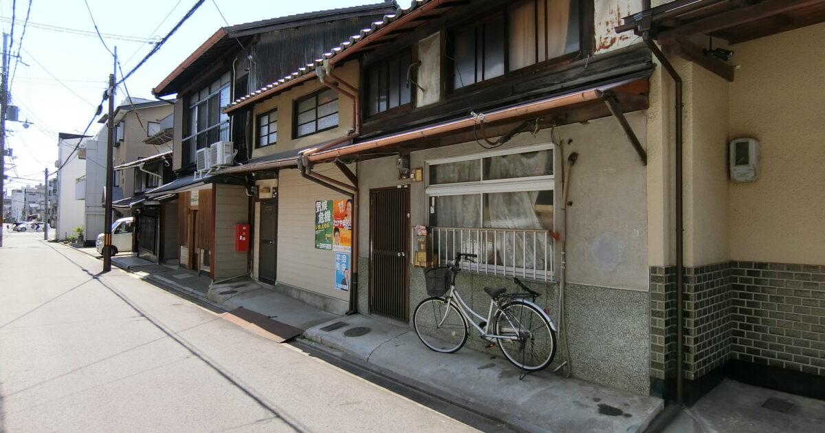 上京区　上七軒の老朽化激しい狭小京町家