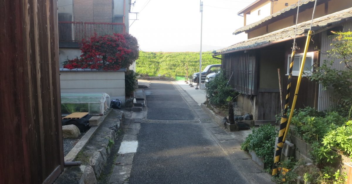 伏見区_行き止まり手前にある廃屋状態の平家