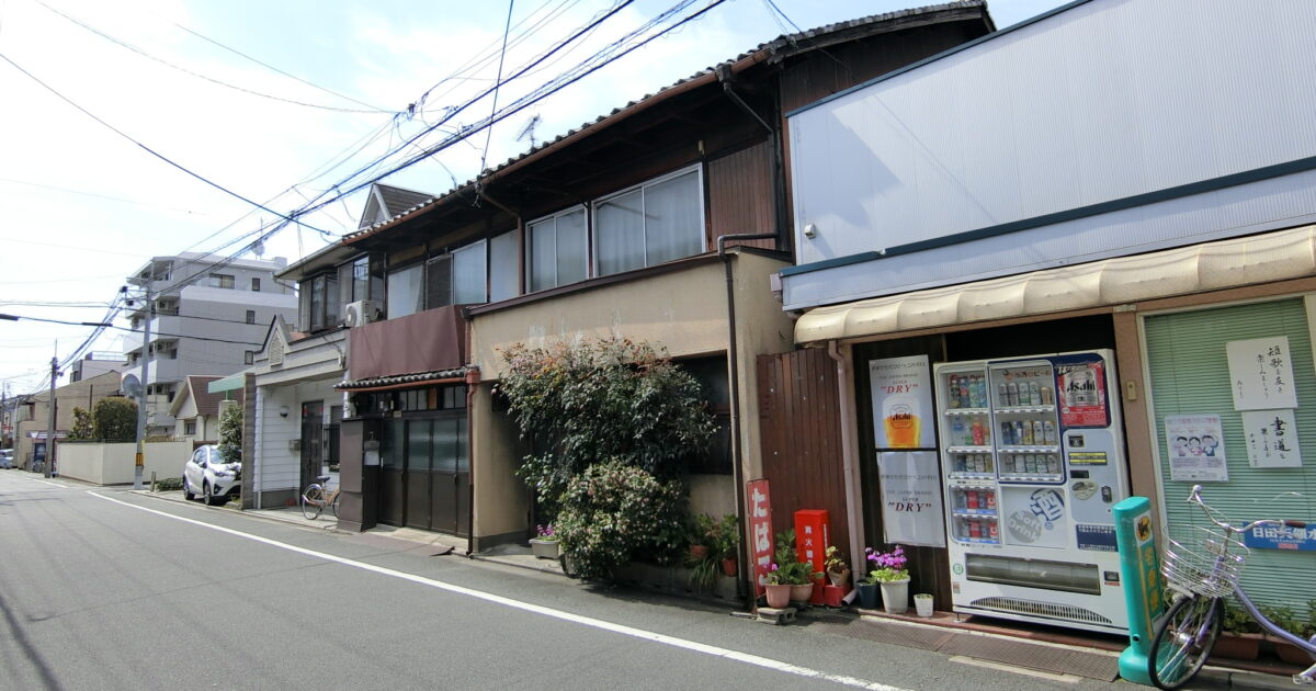 二条駅徒歩圏内、御前通に面する二軒長屋の京町家