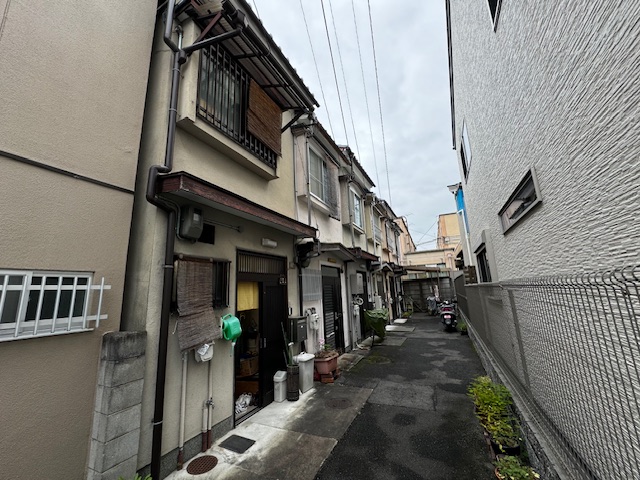 再建築不可（昭和49年築）の鉄骨連棟住宅