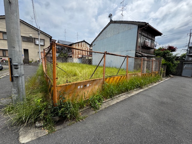 閑静な住宅街にずっと使われずに眠ってきた土地